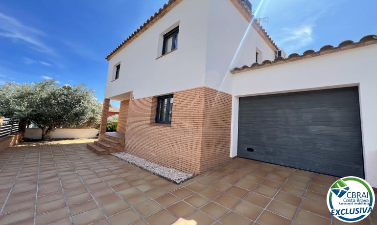 Sales House in Roses, Costa Brava