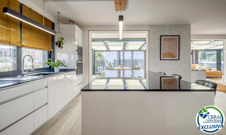 Preciosa casa reformada en el centro de Empuriabrava