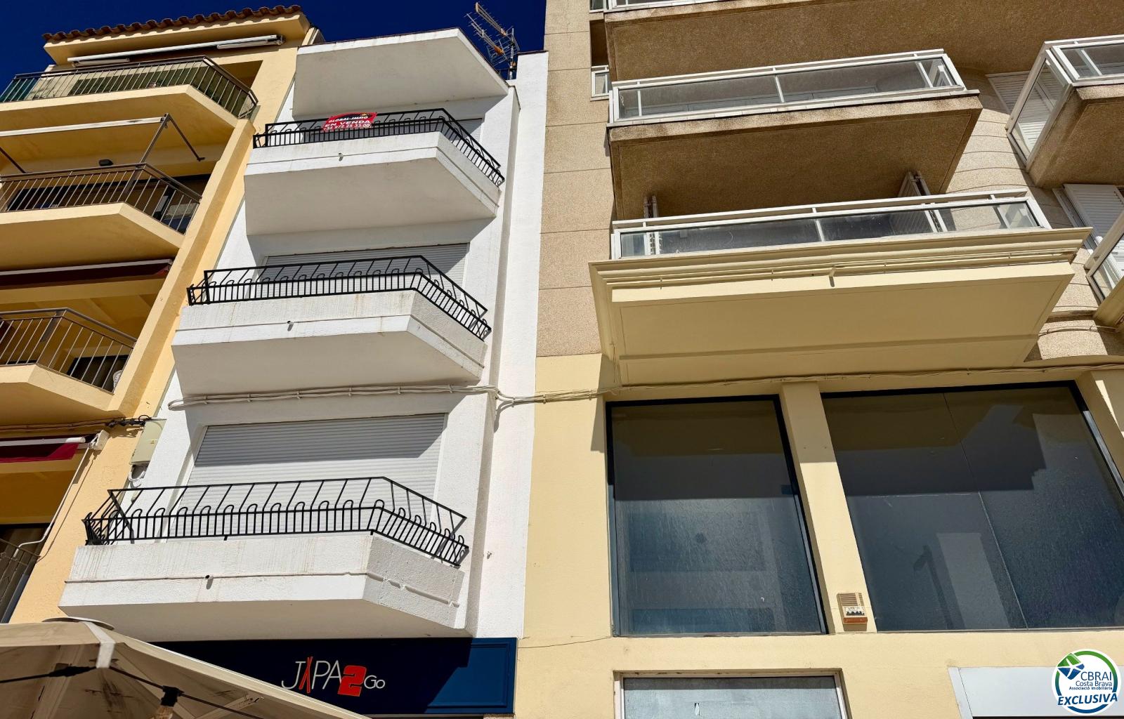 For sale renovated 2-bedroom apartment in the center of Roses, 50m from the sea - Centre - Ref. CBR6411 - photo 5