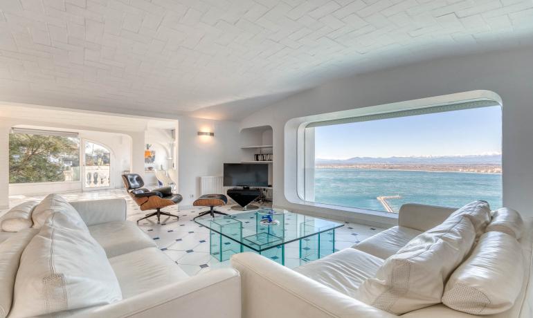 Beautiful house with infinity pool and spectacular views over the Bay of Roses