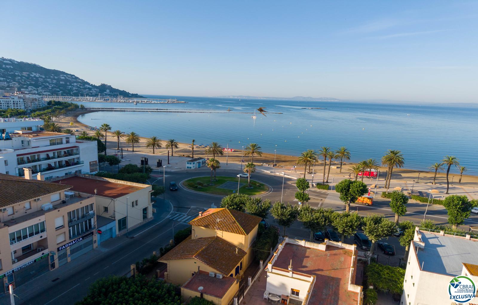 Apartment in the Heart of the Town Centre, Just 250 Metres from the Beach. - Ref. CBR6529 - photo 2