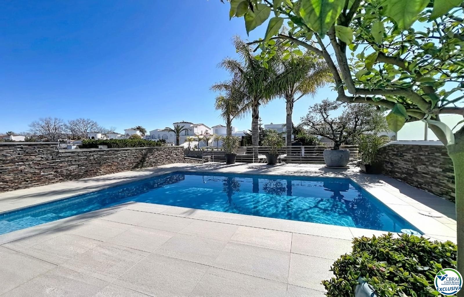 Renovated house in the south, featuring a pool and access to a wide canal in Empuriabrava. - Llobregat - Ref. CBR6415 - photo 4