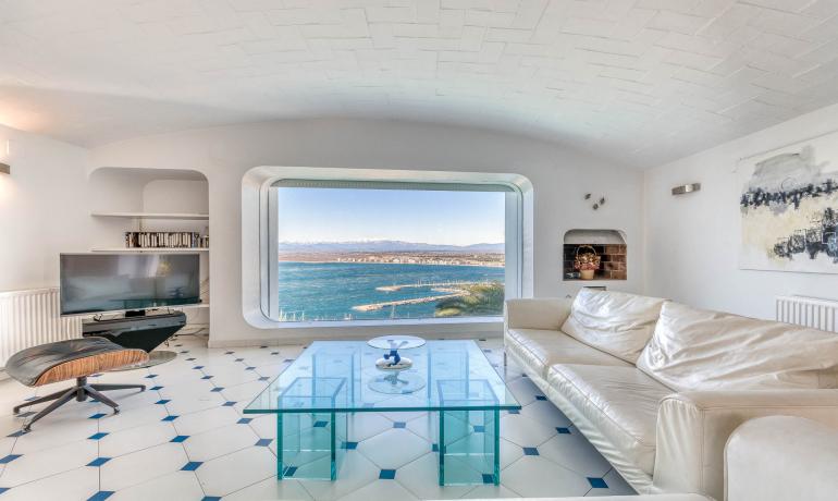 Beautiful house with infinity pool and spectacular views over the Bay of Roses