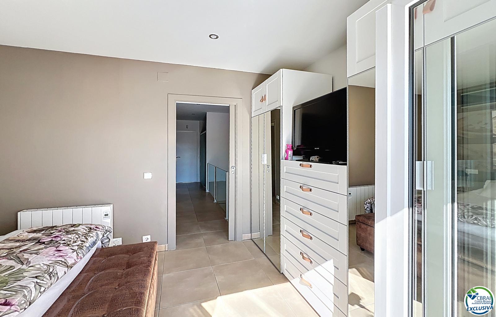 Renovated house in the south, featuring a pool and access to a wide canal in Empuriabrava. - Llobregat - Ref. CBR6415 - photo 31