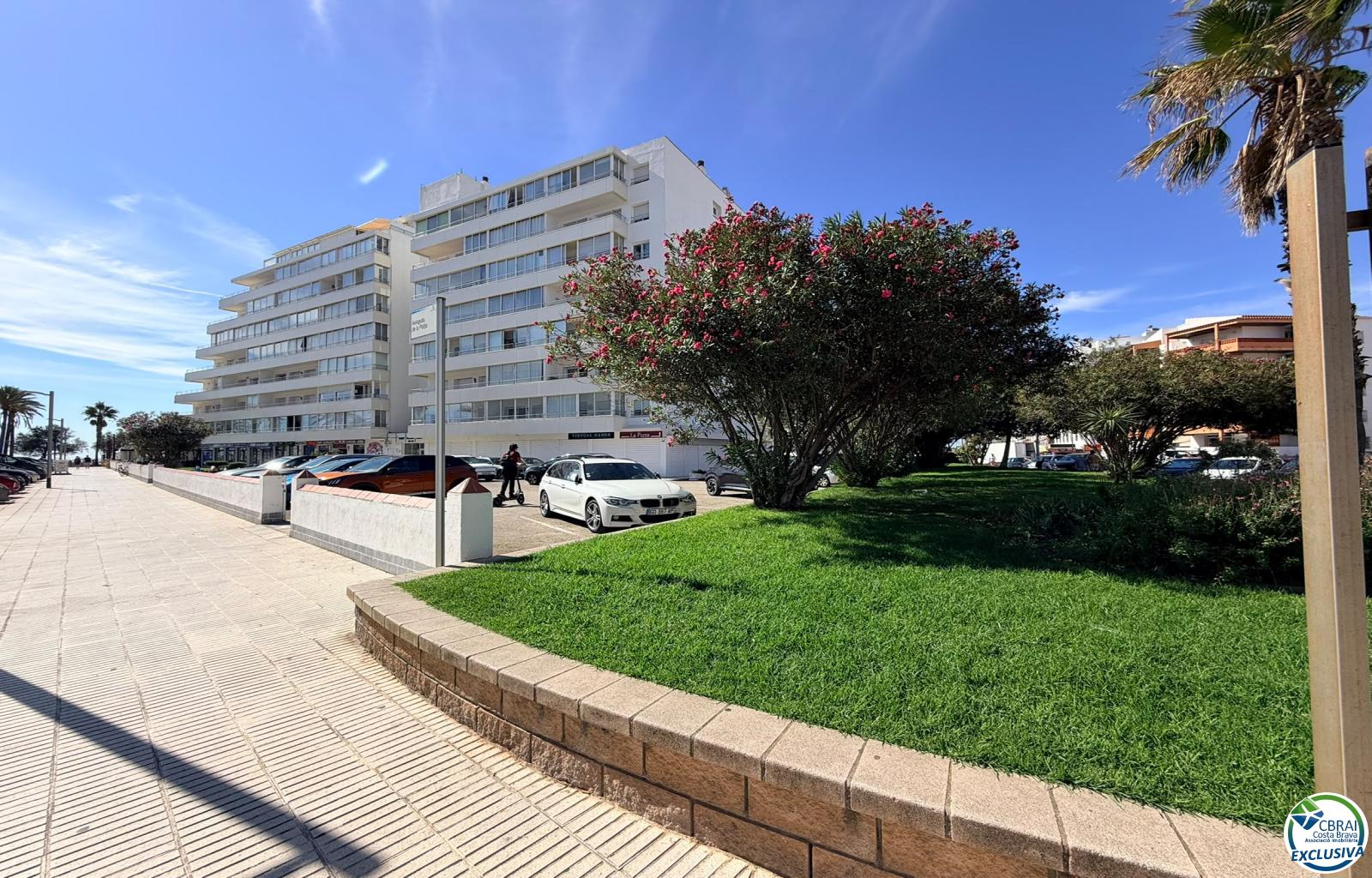 Seafront location, sea views, parking, swimming pools and gardens by the beach. - Santa Margarida - Ref. CBR6664 - photo 55